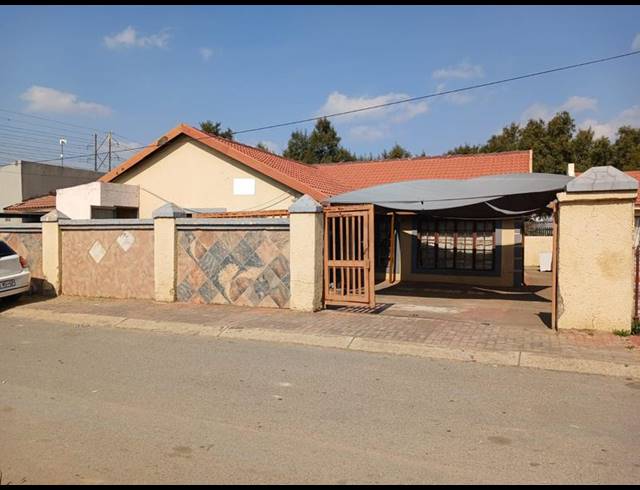 3 BEDROOM HOUSE FOR SALE IN COMMERCIA
